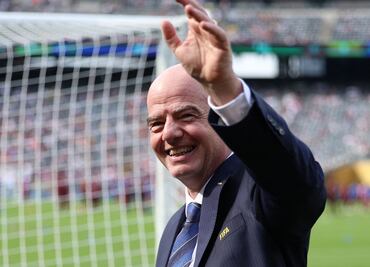 Gianni Infantino "celebra" bicampeonato de México en la Copa Oro; posó con un sombrero de charro