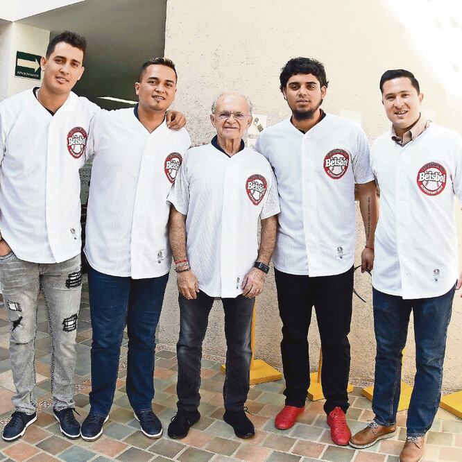 Roberto Osuna (der.) regresó a la Academia Alfredo Harp Helú.