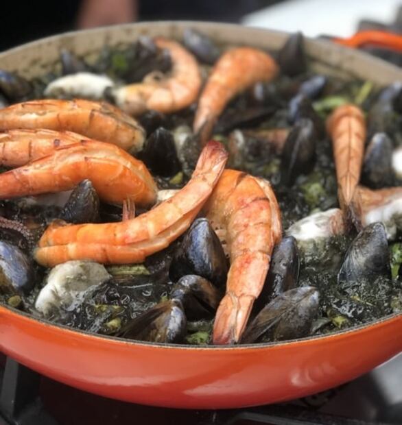 Sorprende a papá con una rica paella negra