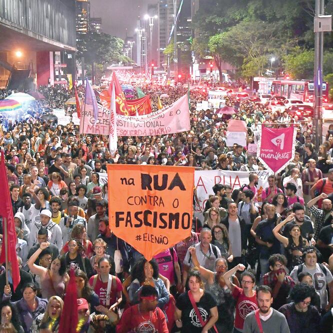 Manifestantes expresaron ayer en Sao Paulo su rechazo al candidato presidencial ultraderechista Jair Bolsonaro (NELSON ALMEIDA. AFP)