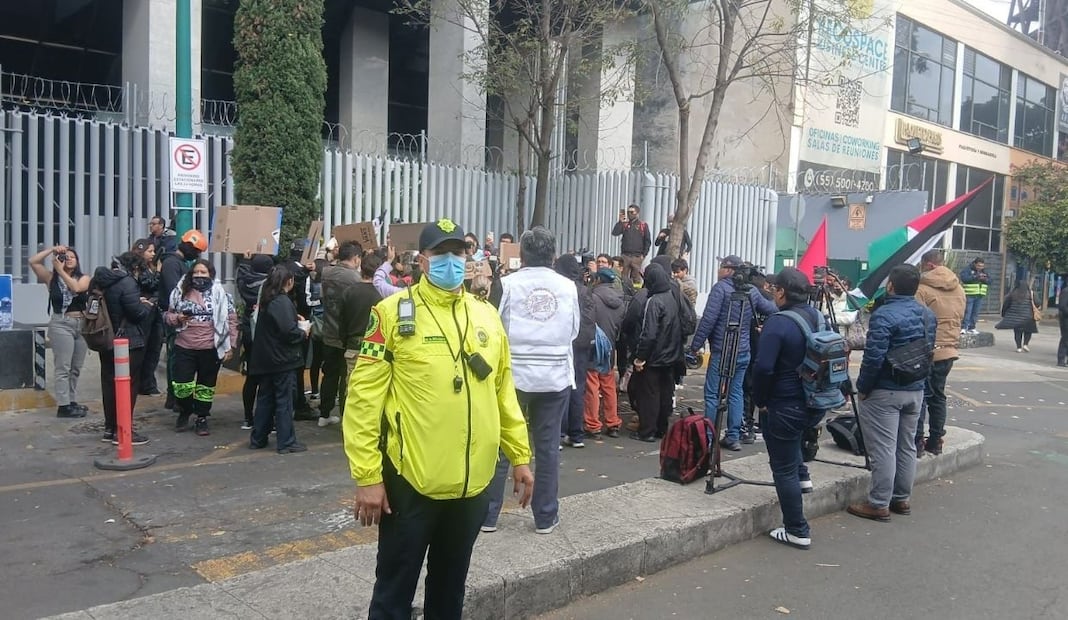 Familiares de Miguel Ángel Rojas, protestan en los juzgados de Distrito; exigen justicia por fotoperiodista fallecido en Axe Ceremonia. Foto: Especial