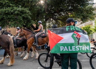 "Me estaban empujando y dijeron que había golpeado a un policía", dice camarógrafo arrestado durante protestas propalestinas en Austin