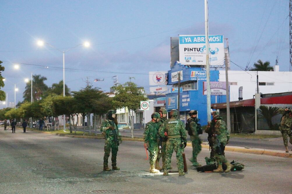 Las fuerzas federales colocaron puntos de revisión en áreas estratégicas de cuatro fraccionamientos del perímetro donde se realizó el operativo (ESPECIAL)
