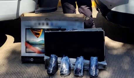 Aseguran droga oculta junto a pantalla de televisión smart en Culiacán, Sinaloa