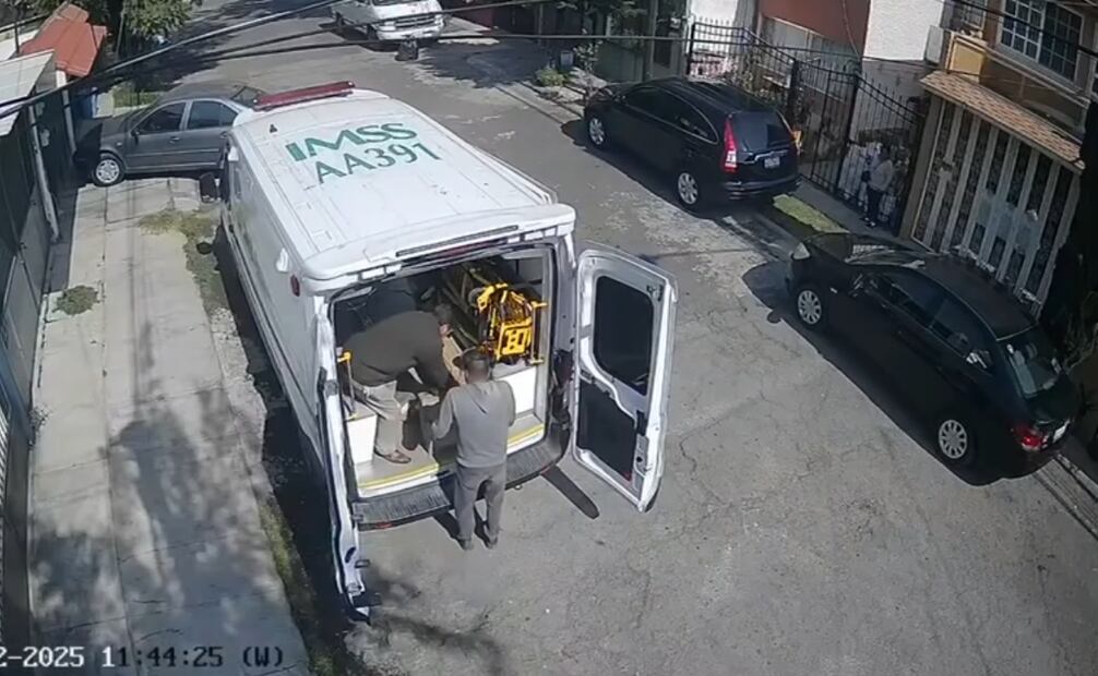 Ambulancia del IMSS usada para transportar azulejos.
Foto: Especial.