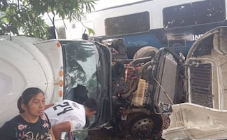 Tráiler impacta al Tren Interoceánico en Chiapas al intentar ganarle el paso; un chofer resulta lesionado