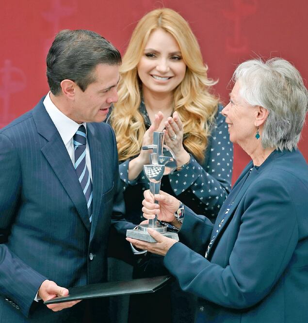 El presidente Enrique Peña Nieto entregó el reconocimiento a la cineasta por su trayectoria. Foto: JOSÈ MÈNDEZ. EFE