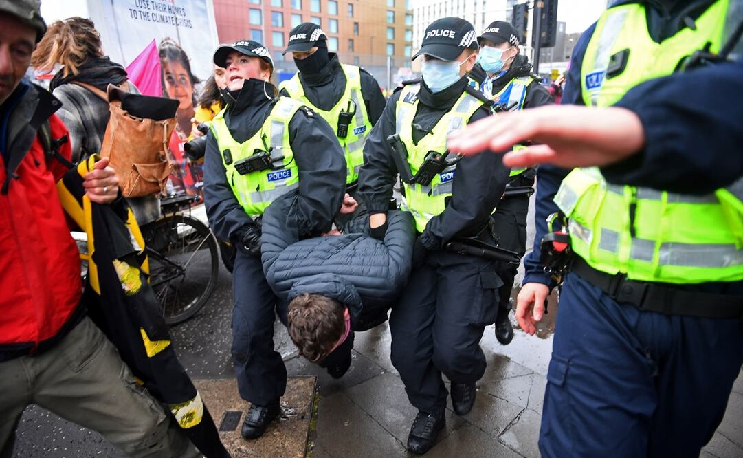 Activistas protestaron ayer contra la respuesta de los líderes mundiales por el cambio climático, en Glasgow. Foto: Andrew Aitchison EFE