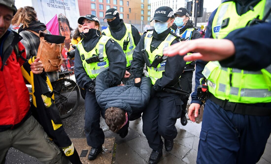 Activistas protestaron ayer contra la respuesta de los líderes mundiales por el cambio climático, en Glasgow. Foto: Andrew Aitchison EFE