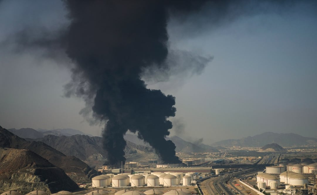 Columnas de humo se elevan desde una instalación petrolera en Fuyaira, Emiratos Árabes Unidos, el sábado 14 de marzo de 2026. Foto: AP