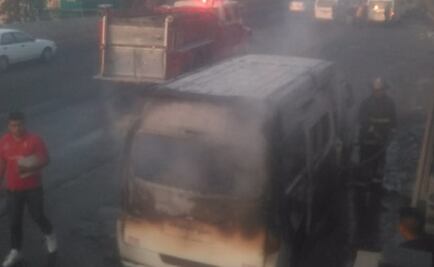 Captan en video incendio de combi en Naucalpan