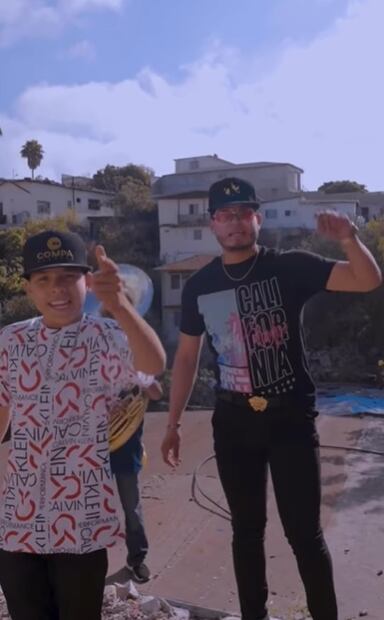 El día que Eduin Caz sorprendió a niño que cantaba en la frontera para ayudar a su familia 