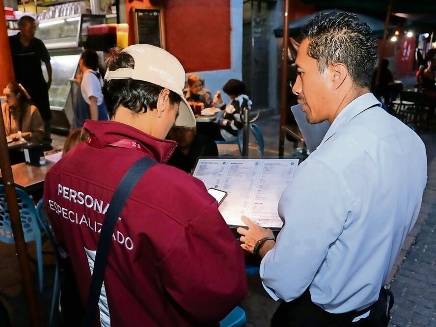 En las últimas semanas, autoridades capitalinas han realizado recorridos de supervisión en bares y restaurantes del Centro Histórico. Foto: Especial