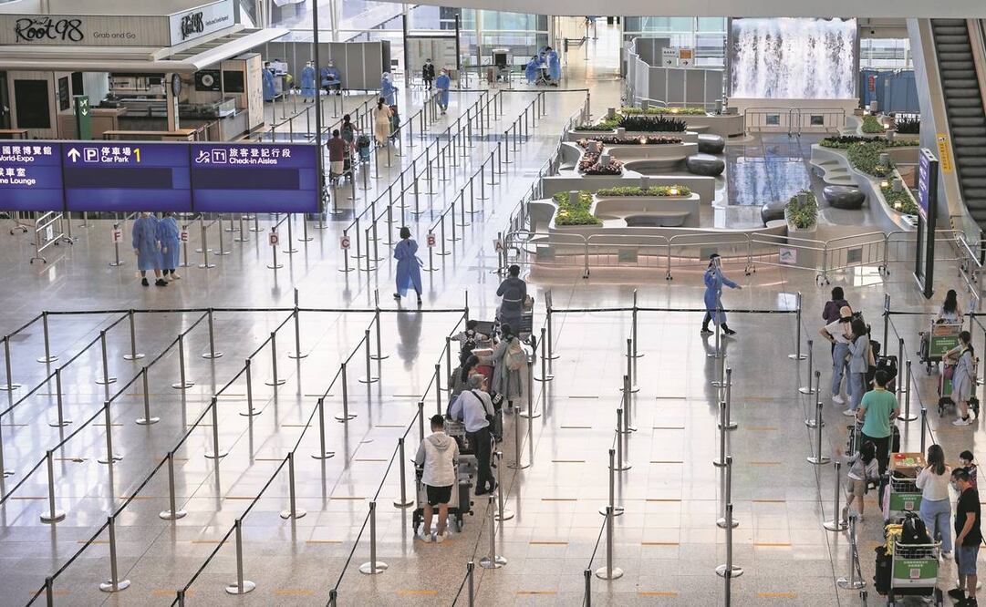 La restricción de vuelos en la región Asia-Pacífico provocó que sólo se alcanzara 29% de los niveles de 2019 en el segundo trimestre del año. Foto: Jerome Favre/ EFE.