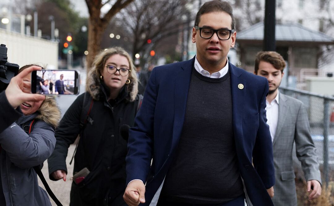 George Santos, famoso por la maraña de falsedades que urdió para ser elegido, ya fue imputado por supuesto fraude, lavado de dinero, robo de fondos públicos y falso testimonio; un total de 13 cargos en su contra de los que se declaró no culpable en mayo. Foto: AFP