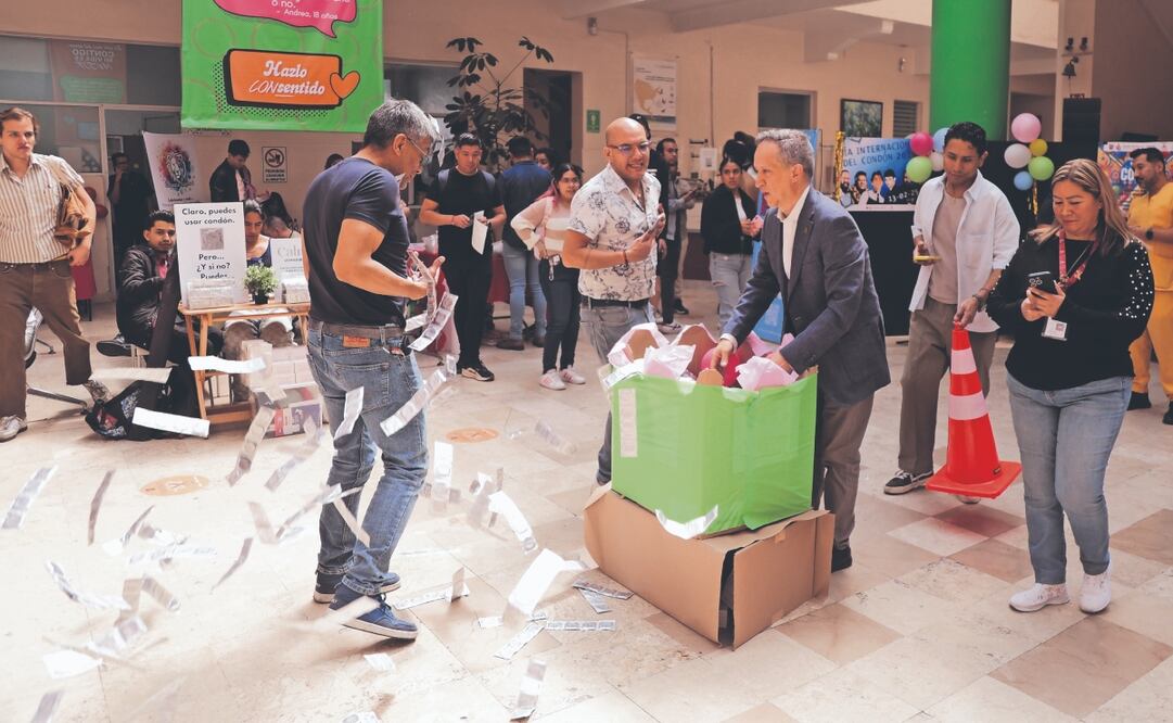 Personal de la Clínica Especializada Condesa entregó condones. Foto: de CARLOS MEJÍA. EL UNIVERSAL