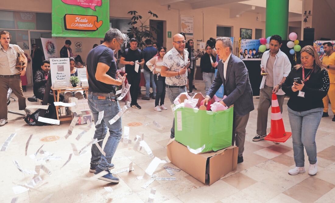 Personal de la Clínica Especializada Condesa entregó condones. Foto: de CARLOS MEJÍA. EL UNIVERSAL