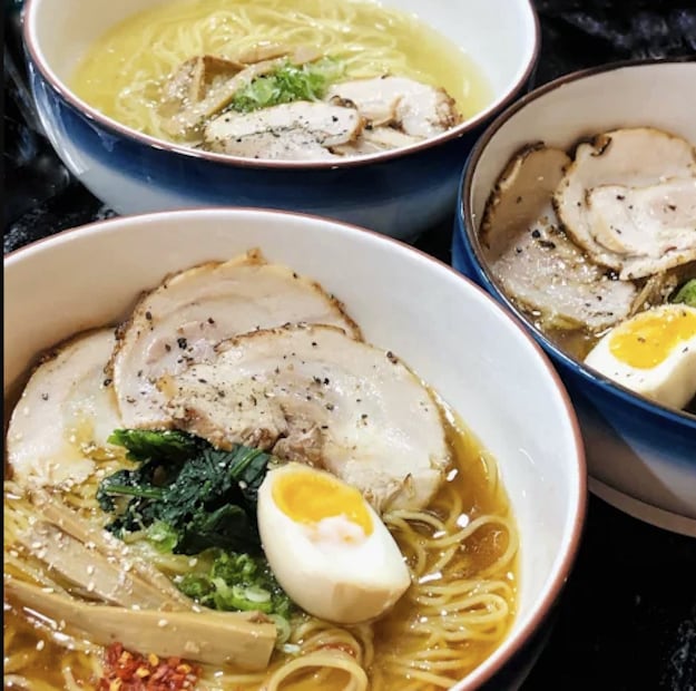 El ramen se suele comer con palillos que permite tomar los fideos y otros ingredientes directamente del tazón. Foto: Heads Ramen