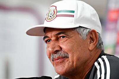 Tuca Ferretti pide: reducir extranjeros, quitar la regla de menores