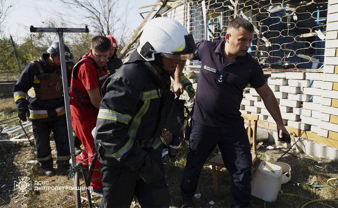 Equipos de rescate trabajan en el lugar donde cayó un proyectil ruso este lunes. Foto: EFE