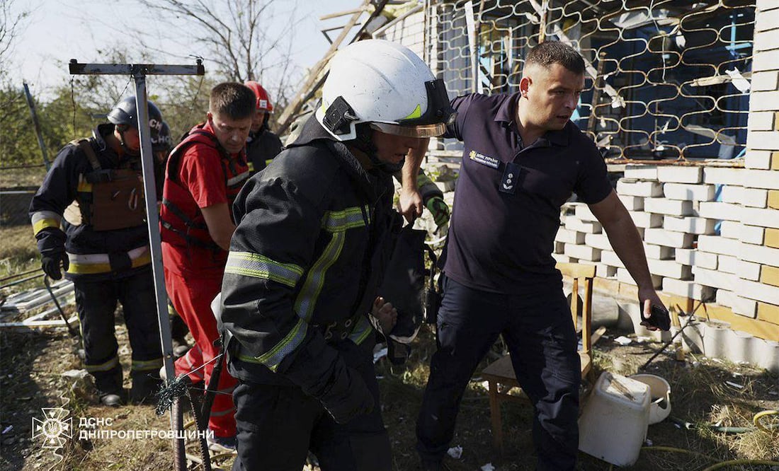 Equipos de rescate trabajan en el lugar donde cayó un proyectil ruso este lunes. Foto: EFE