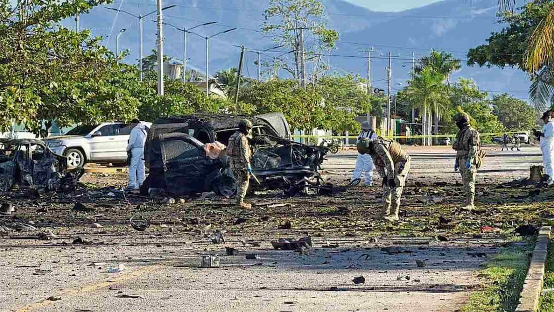 Elementos del Ejército resguardaban ayer el área afectada por la explosión del coche bomba en el municipio de Coahuayana, donde peritos ya iniciaron sus trabajos. Foto: Carlos Arrieta / EL UNIVERSAL