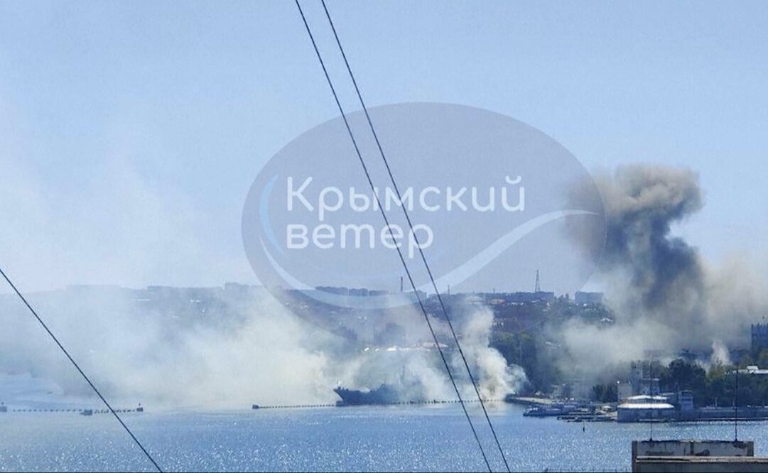 Esta imagen tomada de un video muestra humo elevándose desde el cuartel general de la Flota rusa del Mar Negro en Sebastopol, Crimea, el 22 de septiembre. Foto: AP