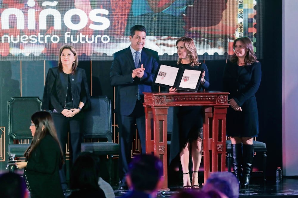 El gobernador de Tamaulipas, Francisco García Cabeza de Vaca, su esposa, Mariana Gómez, y la titular del DIF nacional, Laura Barrera, en la ceremonia. (IRVIN OLIVARES. EL UNIVERSAL)