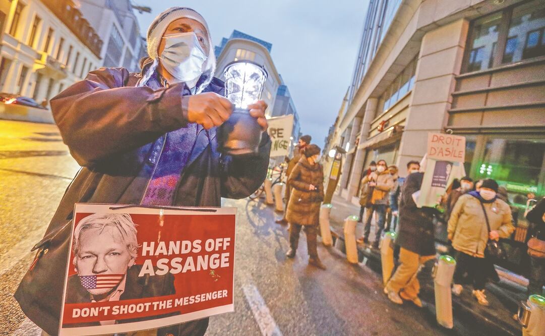 Simpatizantes de Assange celebran la decisión de RU de no extraditarlo. Foto: Stephanie Lecocq. EFE