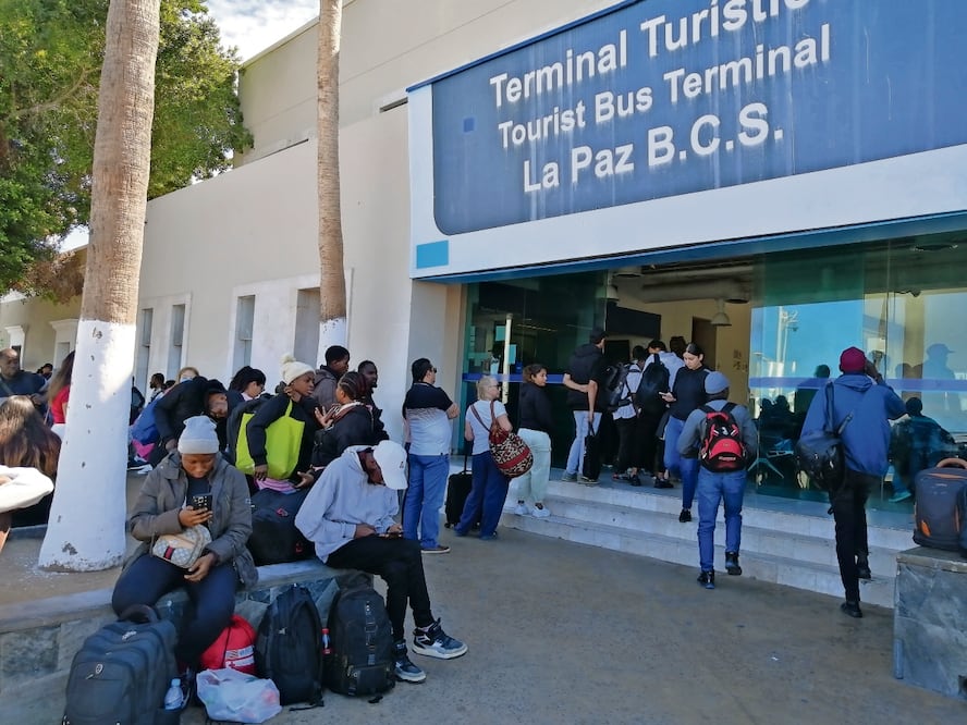 La mayoría de los extranjeros africanos llegan a Baja California Sur con ropa abrigadora y esperan en la terminal de autobuses para tomar la unidad que los llevará hasta Tijuana; en su mayoría cuentan con visas humanitarias. Foto: Gladys Navarro | El Universal