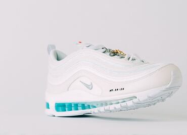 Tenis de Jesús con todo y agua bendita se vuelven virales