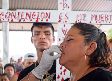 Se cosen los labios para exigir libre tránsito hacia EU