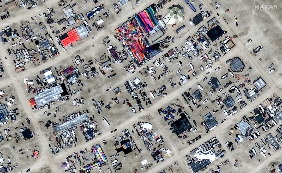 En esta foto satelital proporcionada por Maxar Technologies, se ve el festival Burning Man en Black Rock, Nevada, el domingo 27 de agosto de 2023. Foto: AP