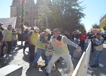 Lanzan estiércol al Congreso de Chihuahua por aprobación de la Ley de Ingresos