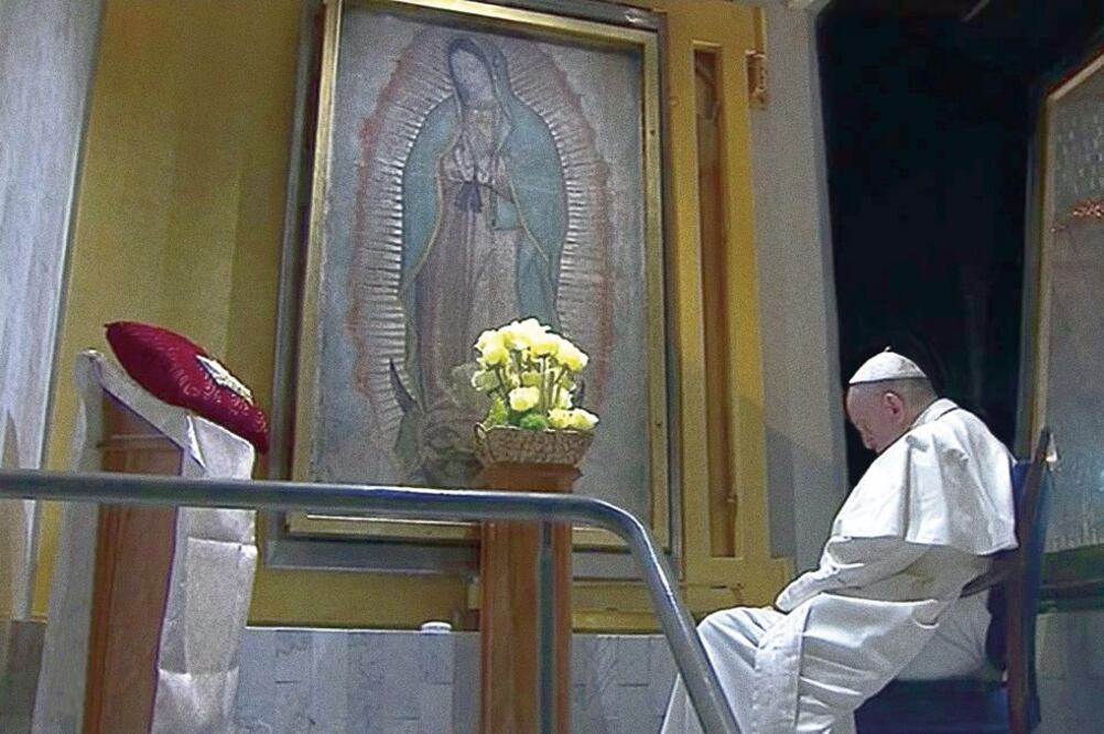 El jerarca católico rezó ante la imagen de la Virgen del Tepeyac y le rindió homenaje durante la misa, a la que asistieron 60 obispos mexicanos e integrantes del cabildo de Guadalupe (TOMADA DE VIDEO DE TRANSMISIÓN OFICIAL)
