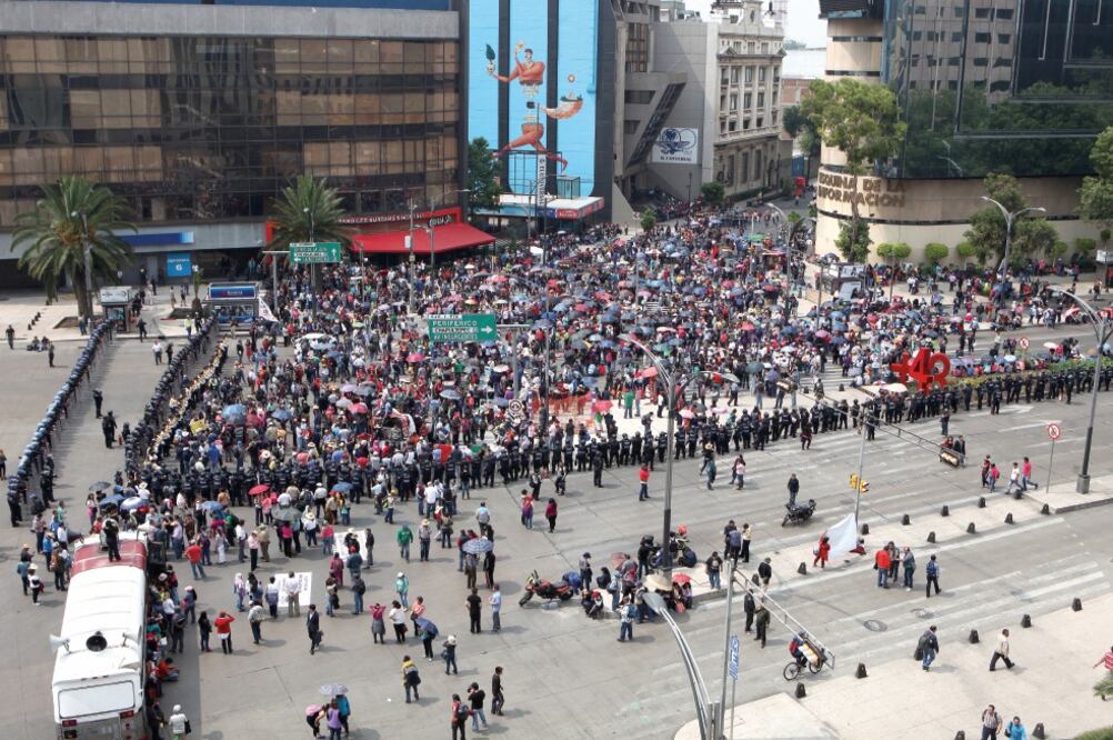 Cerca de 4 mil 200 policías capitalinos y 2 mil elementos federales replegaron en dos ocasiones a los miembros de la CNTE para que regresaran a su campamento (VALENTE ROSAS. EL UNIVERSAL)