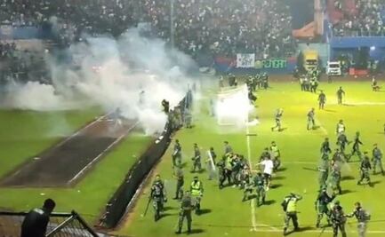 Tragedia en cancha de futbol de Indonesia: Así captaron en video los disturbios que dejaron más de 100 muertos  