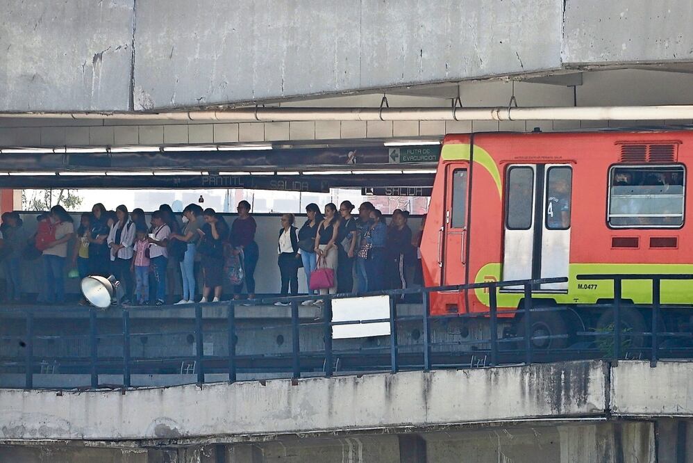 Usuarios perciben que el servicio en Puebla y Pantitlán de la Línea 9 del Metro es más lento. Autoridades han reforzado el tramo elevado y descartan riesgo. Foto: Carlos Mejía / EL UNIVERSAL