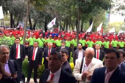 Napoleón Gómez Urrutia muestra “músculo” afuera del Senado