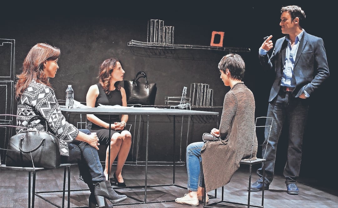 Una directora de colegio se reúne con los papás de dos niños que se accidentaron en el autobús escolar. Foto: Archivo/ EL UNIVERSAL Y Prime Video