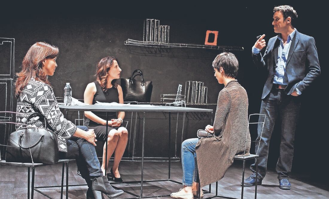 Una directora de colegio se reúne con los papás de dos niños que se accidentaron en el autobús escolar. Foto: Archivo/ EL UNIVERSAL Y Prime Video