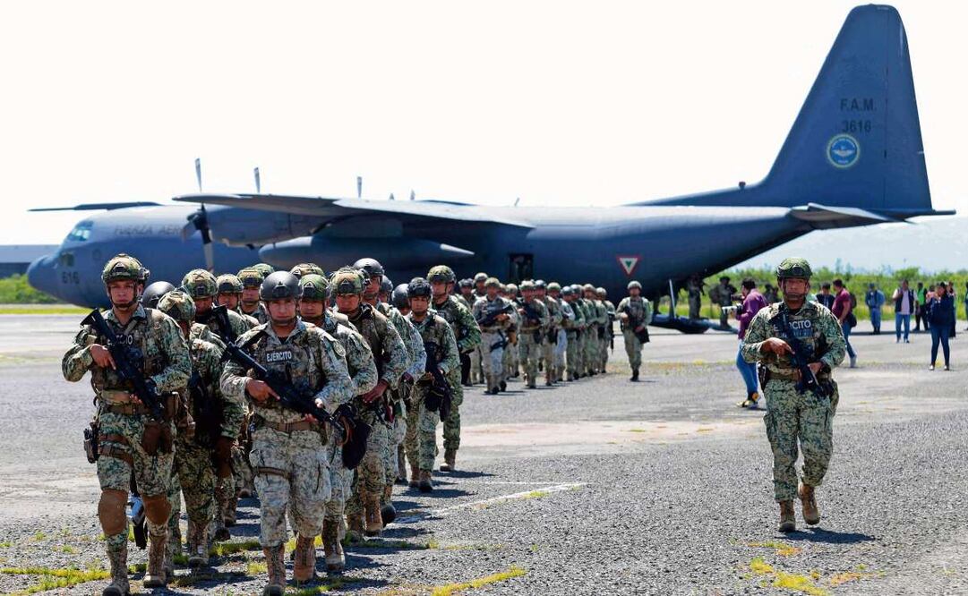 Fuerzas Especiales del Ejército Mexicano desembarcaron de un avión C-130 Hércules de la Fuerza Aérea Mexicana en Tlajomulco de Zúñiga, Jalisco, el 5 de agosto pasado. Foto: Ulises Ruiz / AFP