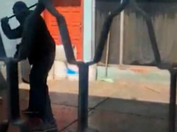 VIDEO: ¿Qué te pasa animal? Exhiben a sujeto golpeando a su perro con una manguera