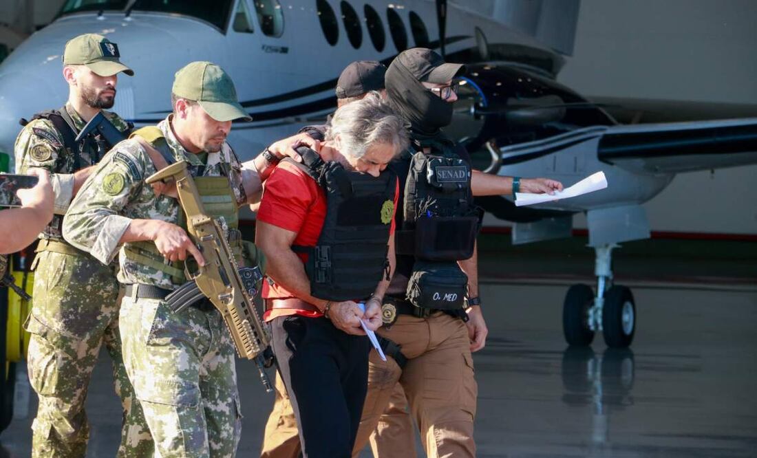 Realizan traslado desde Paraguay a México de Hernán Bermúdez, presunto líder de "La Barredora". Foto: Senad (@senad_paraguay)