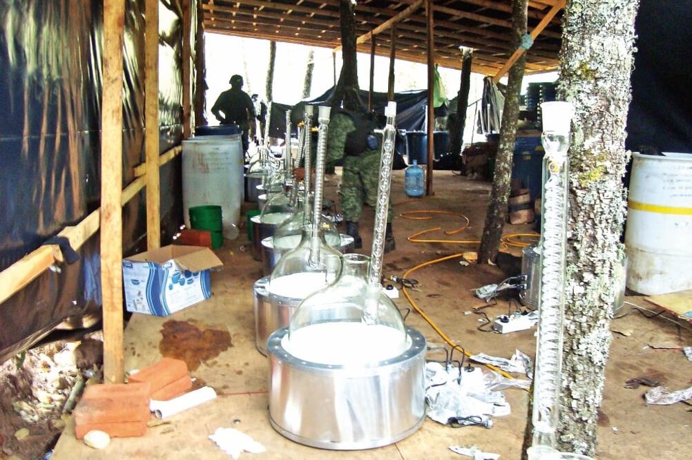 Los narcolaboratorios tienen mayor auge en Michoacán, debido a que ahí se ubica uno de los principales puertos comerciales del país: Lázaro Cárdenas, donde incluso se han decomisado las mayores cantidades de metanfetaminas (ARCHIVO EL UNIVERSAL)