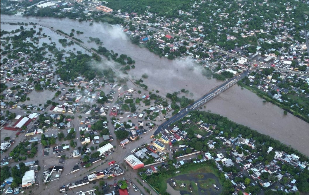 La ciudad de Poza Rica registra graves inundaciones, tras el desbordamiento del río Cazones, en Veracruz, por las intensas lluvias que han afectado diversos estados de México, el viernes 10 de octubre de 2025. Foto: Cuartoscuro.com