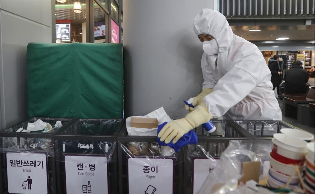 Un empleado trabaja para prevenir el nuevo coronavirus en la estación Suseo en Seúl, Corea del Sur.