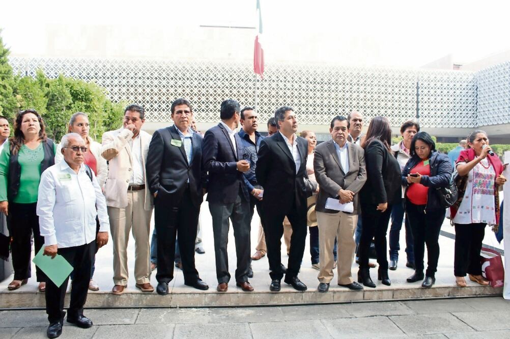 Los alcaldes perredistas de Veracruz realizaron ayer una protesta pacífica en San Lázaro para exigir el apoyo del gobierno federal ante la crisis financiera por la que atraviesan los ayuntamientos (CORTESÍA PRD)