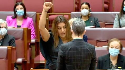 Senadora australiana tilda a la Reina Isabel II de "colonizadora" durante su juramento en el Parlamento