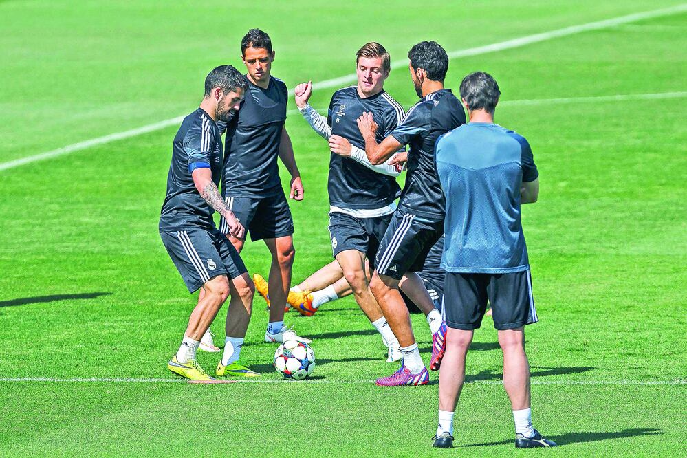 Tony Kroos podría volver al medio campo blanco y Javier Hernández seguiría de titular, pese al regreso de Benzema (DANIEL OCHOA DE OLZA / AP)